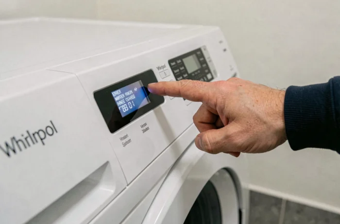Gros plan sur un code erreur affiché sur le panneau de commande d'un lave-linge Whirlpool 6th Sense